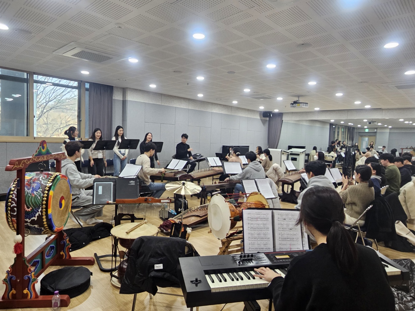 한국음악과 신입생들이 실기특강에 참여하고 있다.