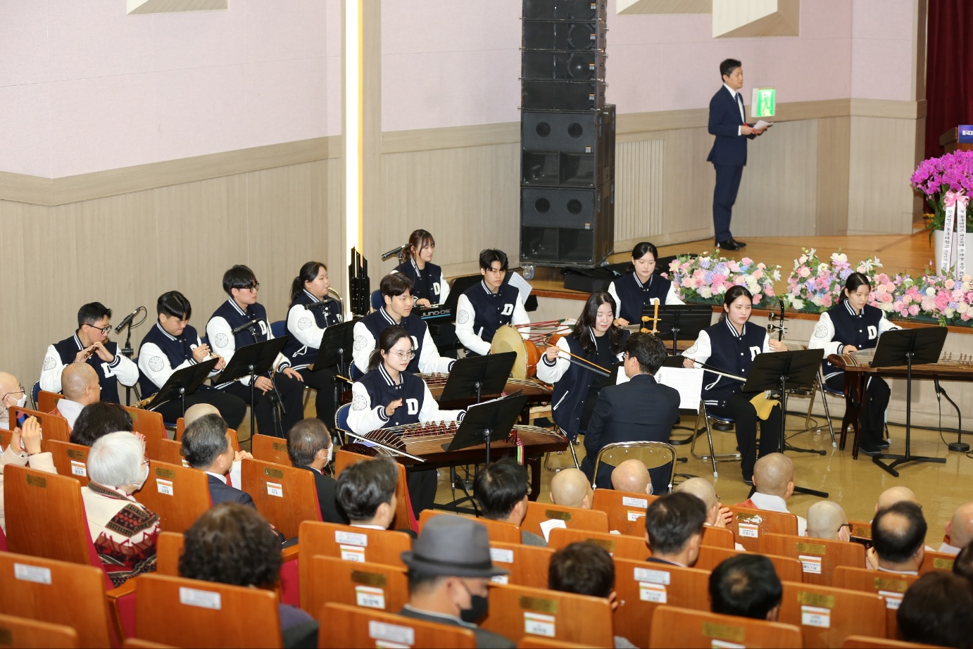 한국음악과 23학번 신입생들 중 기악파트 학생들이 제20대 윤재웅 총장 취임식에서 축하공연 연주를 하고 있다